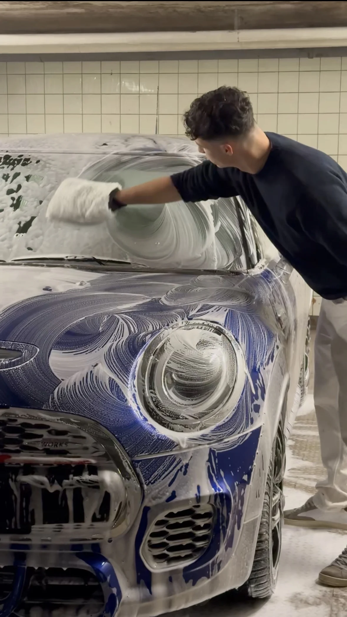 Samuel Chevalier en train de détailler un véhicule